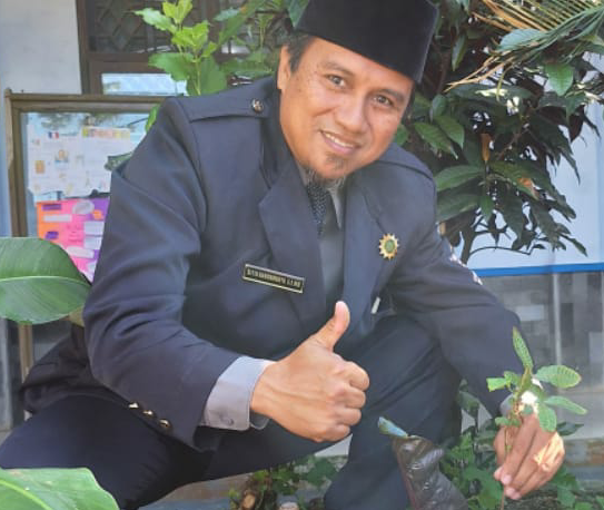 SMK MUTU WONOSOBO HIJAUKAN SEKOLAH, TANAMKAN KEPEDULIAN SEKOLAH SEJAK DINI