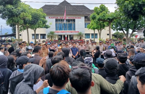 AKSI SOLIDARITAS ALIANSI RAKYAT WONOSOBO BERSATU SOROTI JALAN RUSAK, PUNGLI SEKOLAH HINGGA BRUTALITAS APARAT