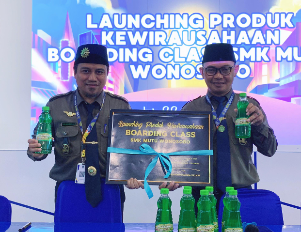SANTRI BOARDING SMK MUTU LUNCURKAN HASIL KREASI PRODUK SABUN PENCUCI PIRING "WES CLEAN" 