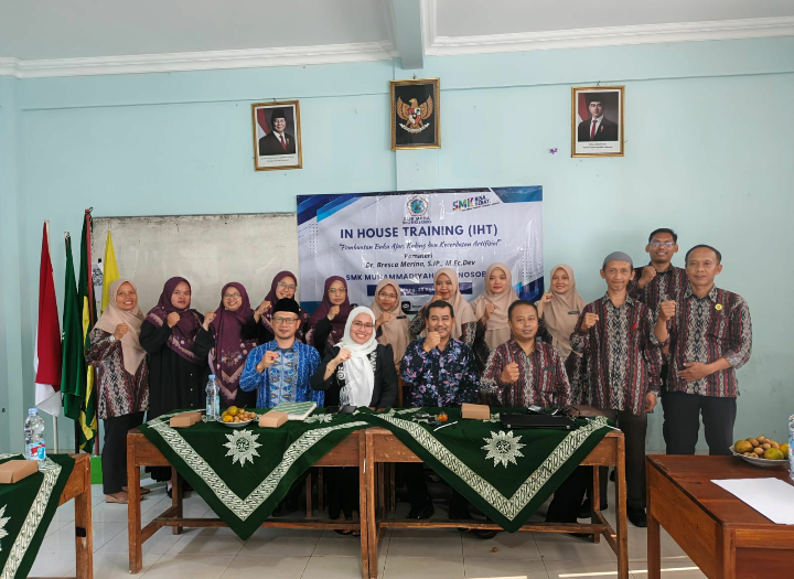 IHT INSPIRATIF ! GURU SMK MUHAMMADIYAH 2 DAN 3 BELAJAR BUKU AJAR, KODING DAN AI