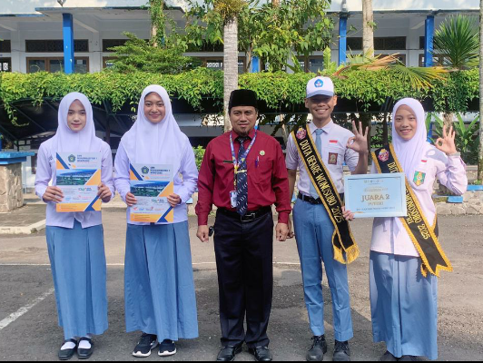 PEMBERIAN PENGHARGAAN PELAJAR BERPRESTASI SMK MUTU WONOSOBO DALAM UPACARA BENDERA PENUH MAKNA