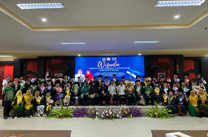 Wisuda Angkatan Pertama Day Care Lansia Aisyiyah dan Sekolah Lansia Agrorini Desa Lamuk, Lansia Berdaya dan Bahagia