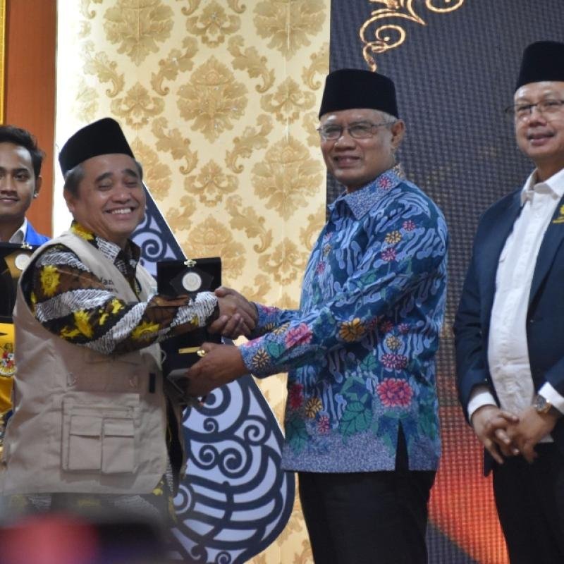 Dr. KH. Tafsir, M.Ag. menerima penghargaan Tokoh Penggerak Dakwah Komunitas pada Rakornas II LDK Muhammadiyah 2026. 
