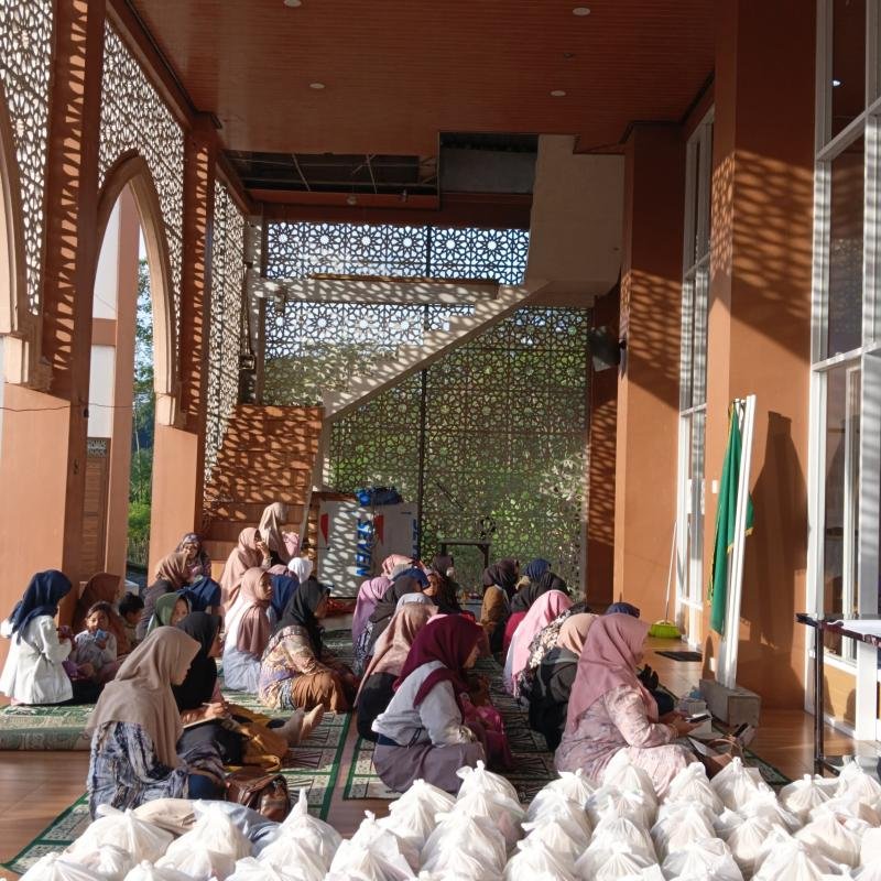 PCM Sapuran dan Ortom Bagi kado Ramadan sasarkan Warga Membutuhkan