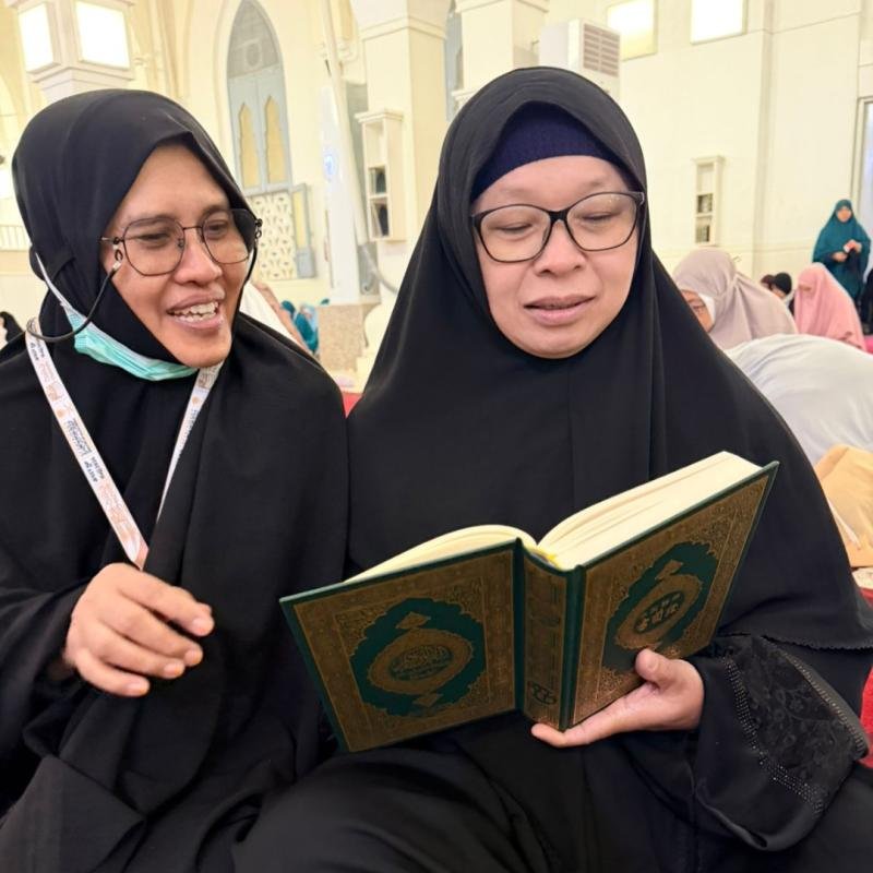 Cerdas ! Kehabisan Mushaf Indonesia di Masjid Quba, Jemaah KBIHU Gema Arafah Ngaji Pakai AI