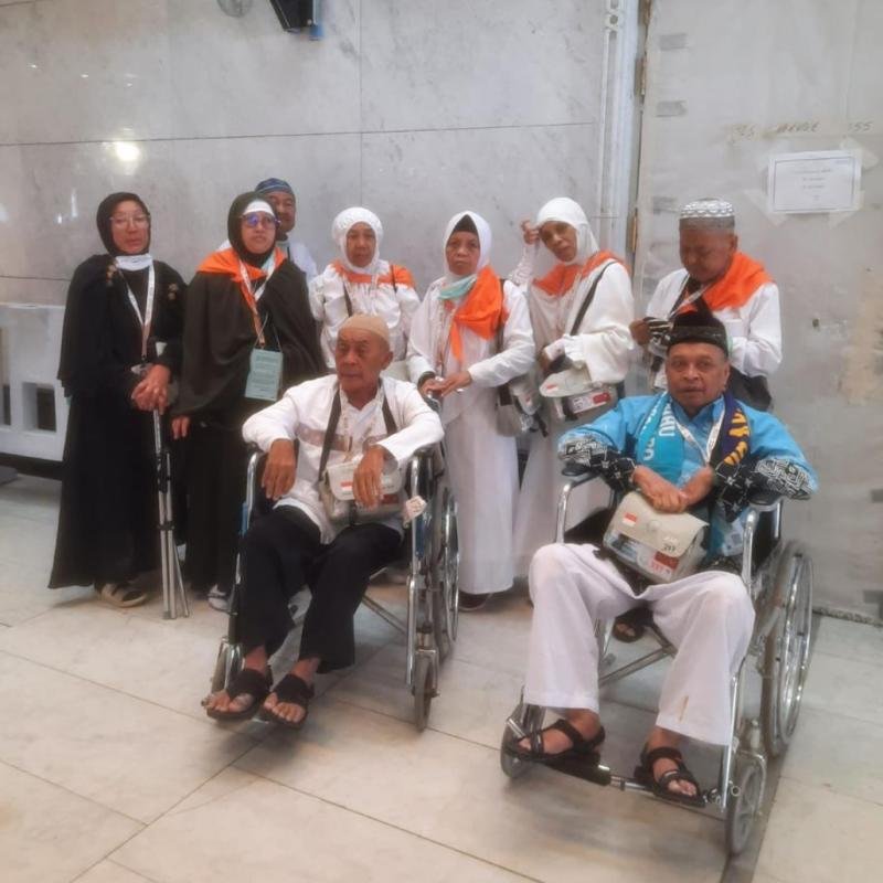 Manifestasi Slogan 'Benar, Mudah, Mandiri', Jemaah KBIHU Gema Arafah Kompak Layani Lansia Berkursi Roda Saat Tawaf Ifadah