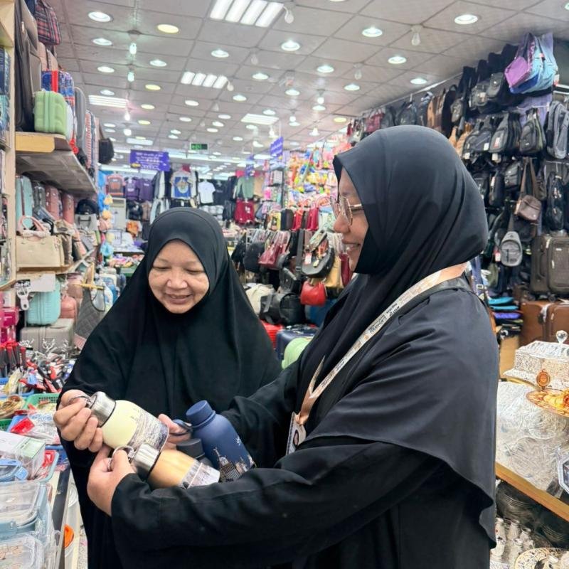 Sisi Lain Pasca-Haji: Cara Hangat Jemaah KBIHU Gema Arafah Ekspresikan Cinta Melalui Berburu Oleh-Oleh di Tanah Suci