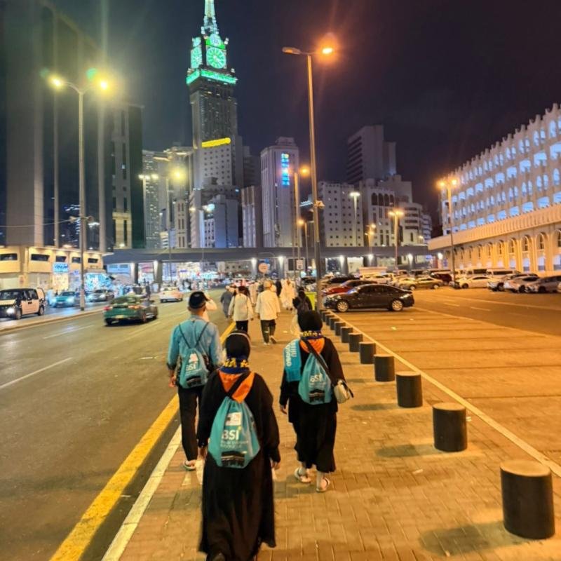 Bus Shalawat Belum Beroperasi, Jemaah Haji KBIHU Gema Arafah Tetap Semangat Jalan Kaki ke Masjidil Haram