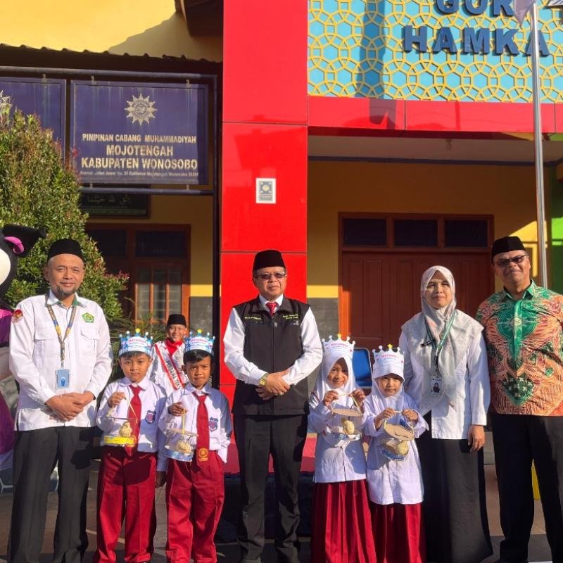 Ajarkan Kasih Sayang pada Makhluk Hidup, MI Hamka Wonosobo Bagikan Bibit Ayam dan Cabai ke Siswa Baru