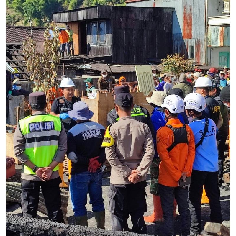 Gerak Cepat Tim Labfor dan Reserse Polda Jateng, Relawan dan Warga Sterilisasi, Olah TKP dan Pembersihan Puing
