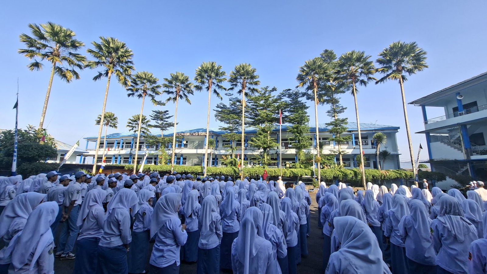 Pesan Mendalam Pembina Upacara SMK Mutu Wonosobo: Ilmu Membawa Kita Mendunia, Karakter Membuat Dunia Menerima Kita - Gambar 2