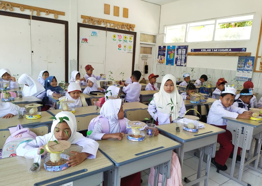 Ajarkan Kasih Sayang pada Makhluk Hidup, MI Hamka Wonosobo Bagikan Bibit Ayam dan Cabai ke Siswa Baru - Gambar 4