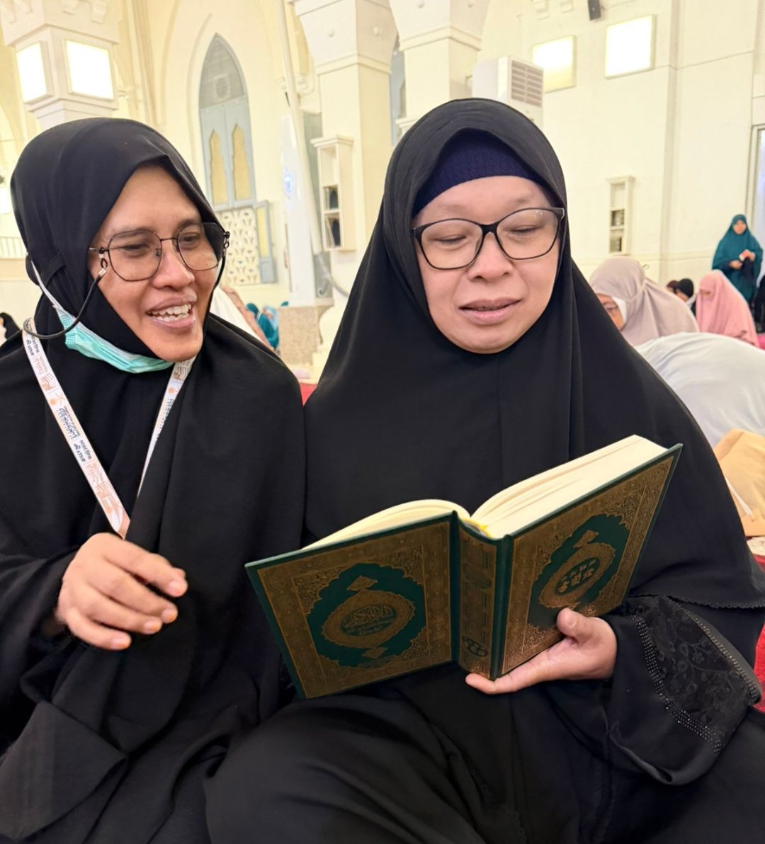Cerdas ! Kehabisan Mushaf Indonesia di Masjid Quba, Jemaah KBIHU Gema Arafah Ngaji Pakai AI - Gambar 1