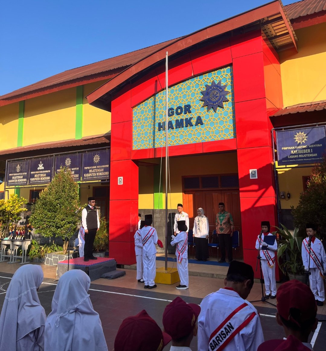 Ajarkan Kasih Sayang pada Makhluk Hidup, MI Hamka Wonosobo Bagikan Bibit Ayam dan Cabai ke Siswa Baru - Gambar 2