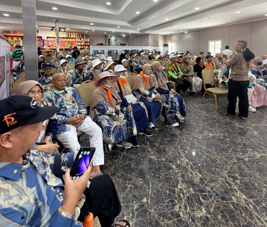 Intip Keseruan Jemaah KBIHU Gema Arafah Jajal Kereta Gantung Tertinggi dan Borong Parfum Mawar Legendaris di Thaif - Gambar 5