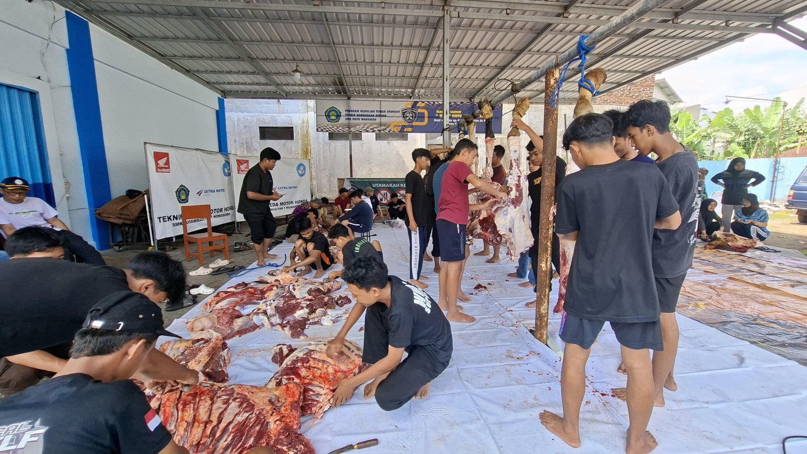 Idul Adha 2026 : Aksi Nyata SMK Mutu Wonosobo Salurkan Ratusan Paket Daging Qurban, Latih Jiwa Sosial Pelajar! - Gambar 16