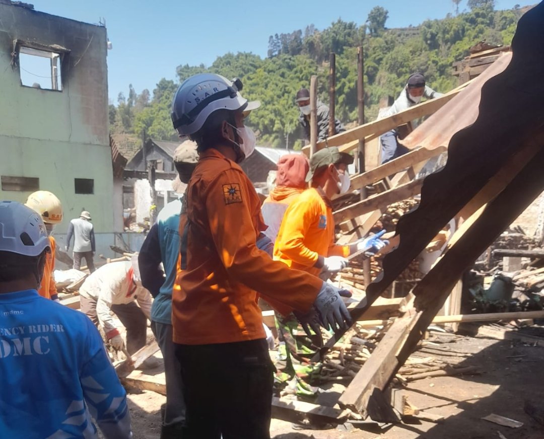 Sinergi Relawan dan Warga Bersihkan Puing Kebakaran Desa Tieng, Persiapkan Pembangunan Huntara - Gambar 6
