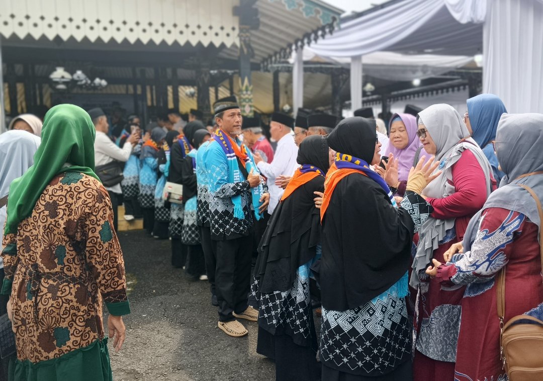 Bupati Wonosobo Lepas 231 Calon Jamaah Haji Kloter 21: Pesankan Fokus Ibadah dan Jaga Predikat Tamu Allah - Gambar 7