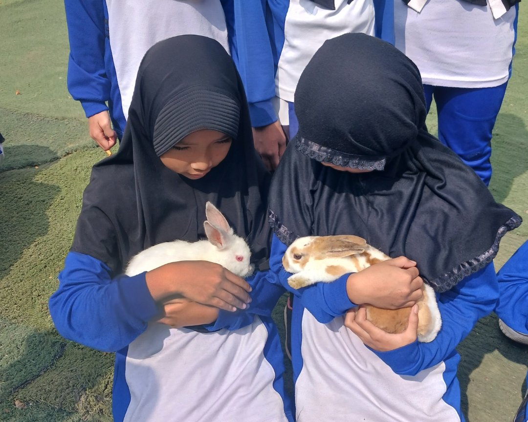 Tumbuhkan Disiplin dan Ekoteologi, Siswa MI Hamka Wonosobo Belajar Langsung di Terminal Mendolo serta Swiss van Java - Gambar 17