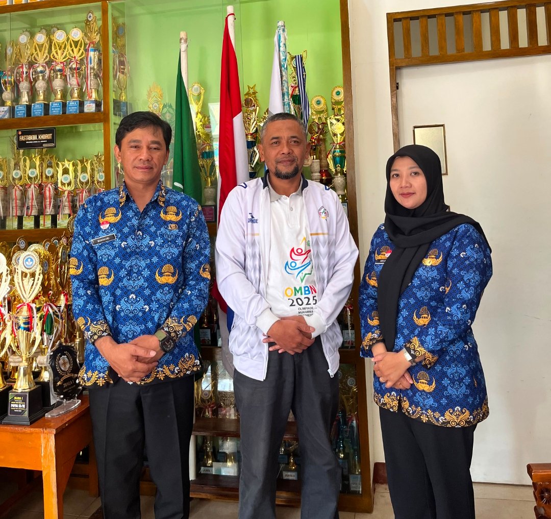 Wujudkan Madrasah Sehat, MI Hamka dan DLH Wonosobo Ajak Siswa Pilah Sampah Sejak Dini - Gambar 1