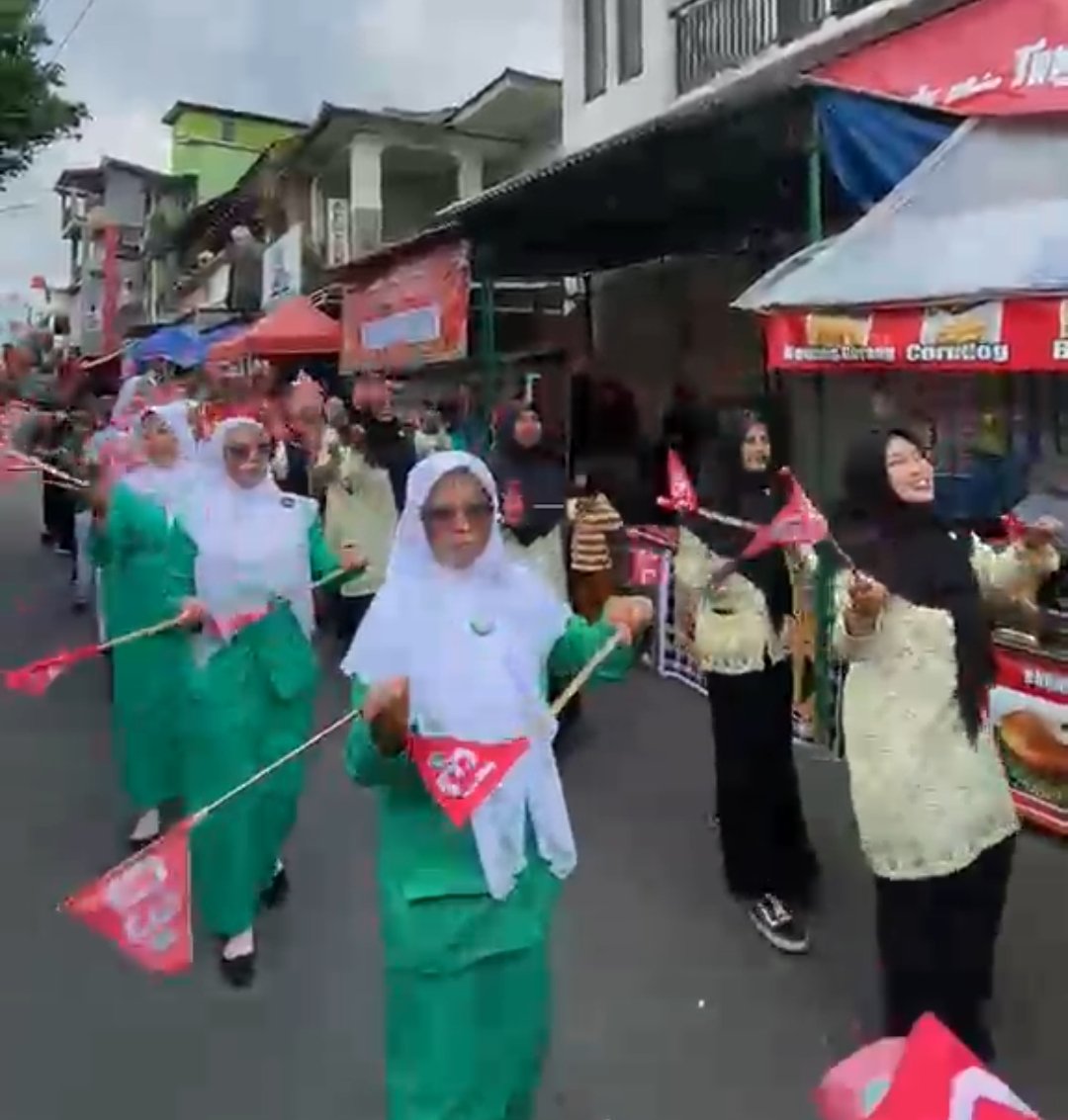 Wujudkan Ukhuwah Islamiyah, Sinergi KOKAM dan Banser Amankan Karnaval Budaya PPTQ Al-Asy'ariyyah Kalibeber - Gambar 7