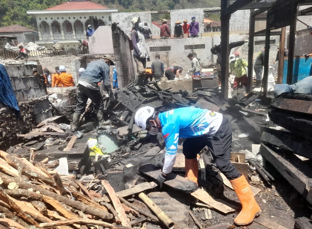 Sinergi Relawan dan Warga Bersihkan Puing Kebakaran Desa Tieng, Persiapkan Pembangunan Huntara - Gambar 2