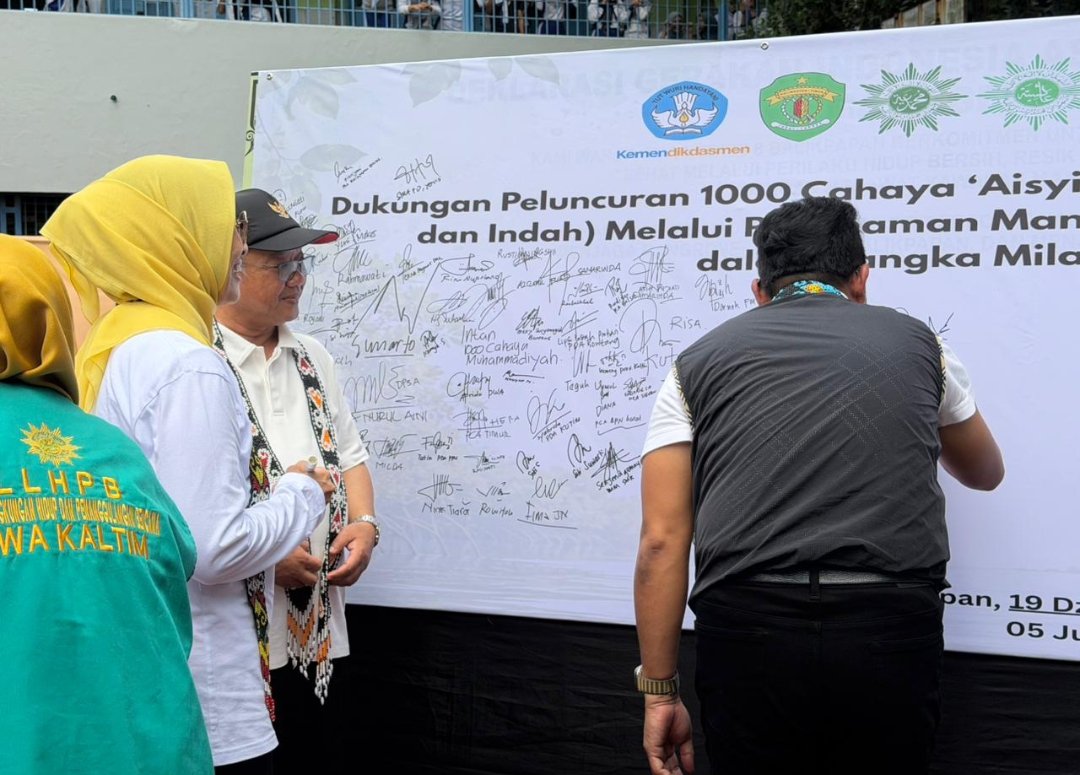 Mendikdasmen Abdul Mu'ti dan Gubernur Rudy Mas'ud Dukung Gerakan 1000 Cahaya ‘Aisyiyah Lawan Krisis Iklim - Gambar 4