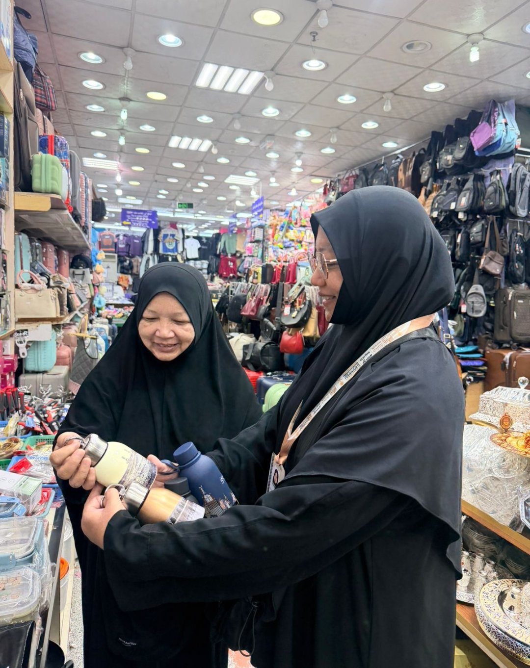 Sisi Lain Pasca-Haji: Cara Hangat Jemaah KBIHU Gema Arafah Ekspresikan Cinta Melalui Berburu Oleh-Oleh di Tanah Suci - Gambar 1