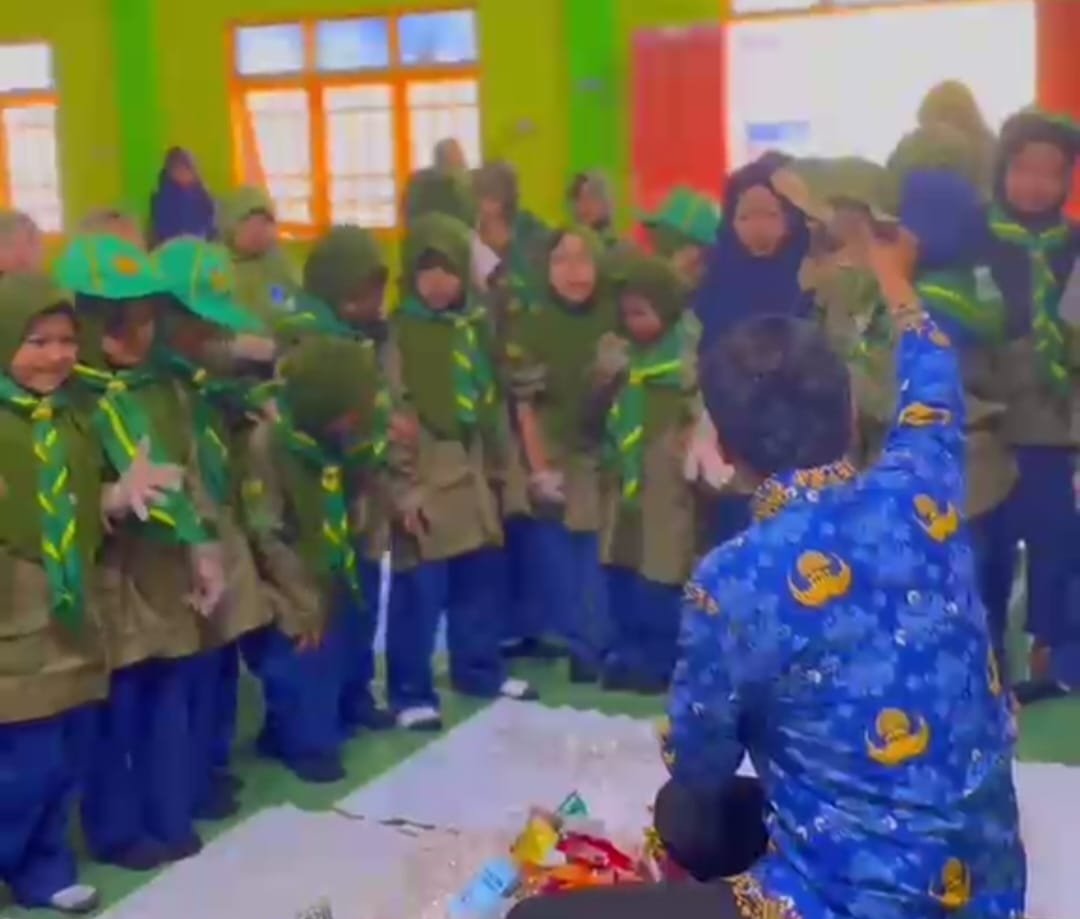 Wujudkan Madrasah Sehat, MI Hamka dan DLH Wonosobo Ajak Siswa Pilah Sampah Sejak Dini - Gambar 2