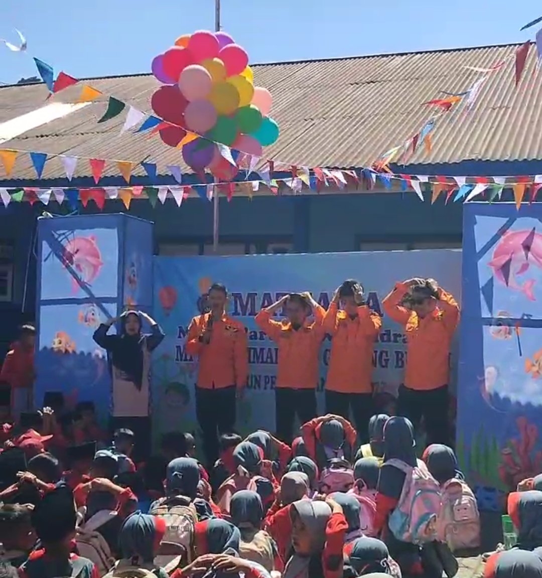 Tanggap Bencana Sejak Dini, Siswa MI Muhammadiyah 'Butuh Kalikajar Ikuti Simulasi Gempa Bumi - Gambar 1