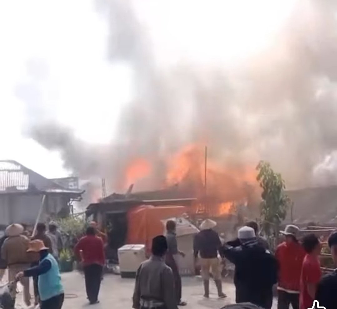 Kebakaran Hebat di Tieng Wonosobo Hanguskan 11 Rumah, Kerugian Tembus Rp1,7 Miliar - Gambar 5