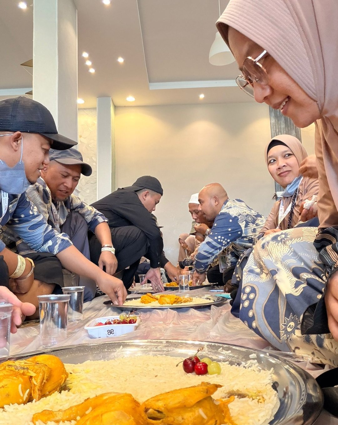 Sempat Drop Usai dari Nafarsani, Jamaah KBIH Gema Arafah Langsung Gelar Mukbang Nasi Mandi dan Kunafa di Thaif ! - Gambar 1