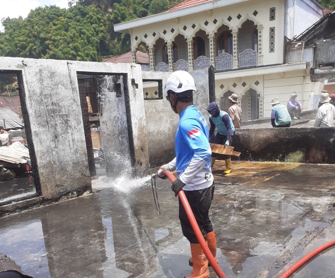 Sinergi Relawan dan Warga Bersihkan Puing Kebakaran Desa Tieng, Persiapkan Pembangunan Huntara - Gambar 7