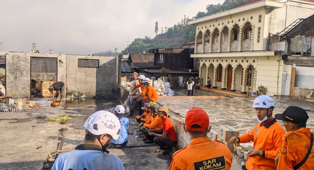 Sinergi Relawan dan Warga Bersihkan Puing Kebakaran Desa Tieng, Persiapkan Pembangunan Huntara - Gambar 4