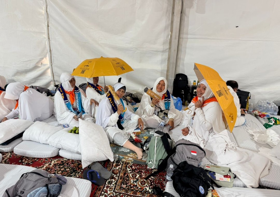 Jemaah KBIHU Gema Arafah Tiba di Tengah Keterbatasan Tenda, Kejutan Maktab Raken Bikin Haru - Gambar 6