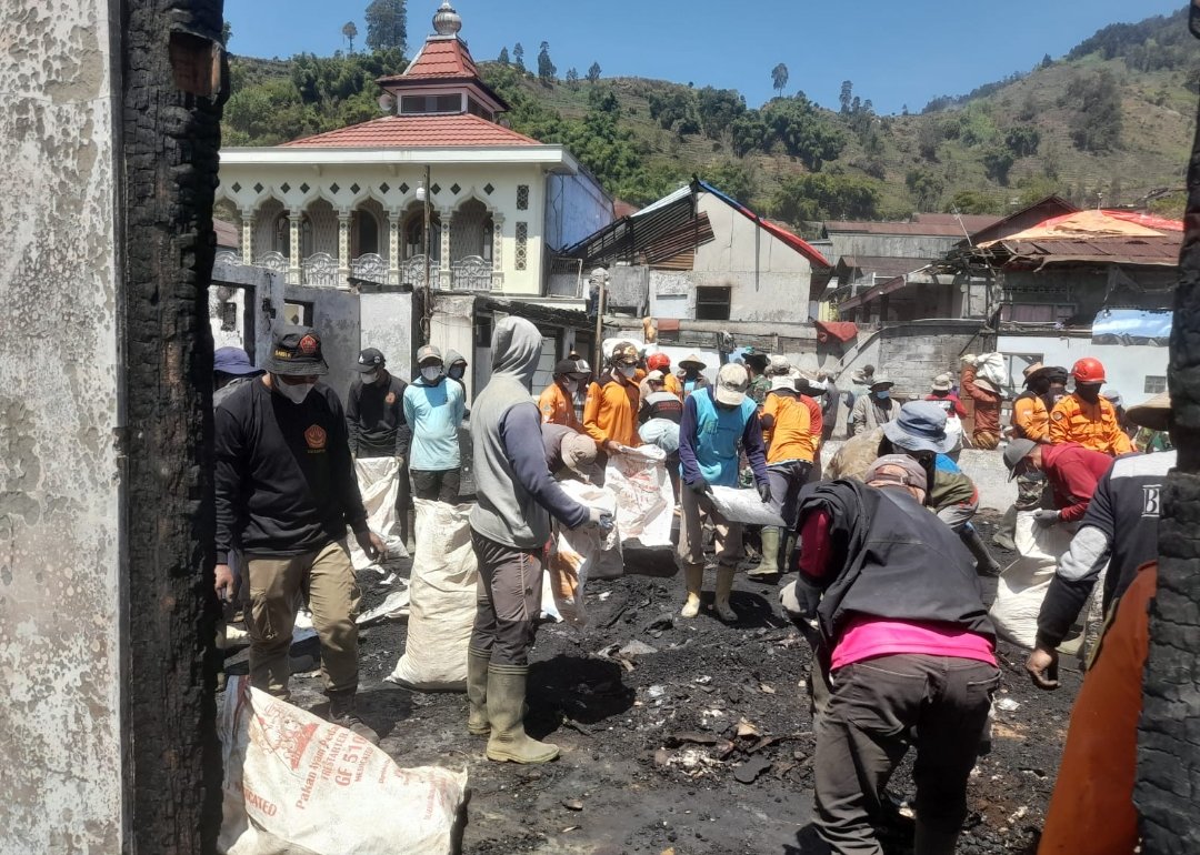 Sinergi Relawan dan Warga Bersihkan Puing Kebakaran Desa Tieng, Persiapkan Pembangunan Huntara - Gambar 1