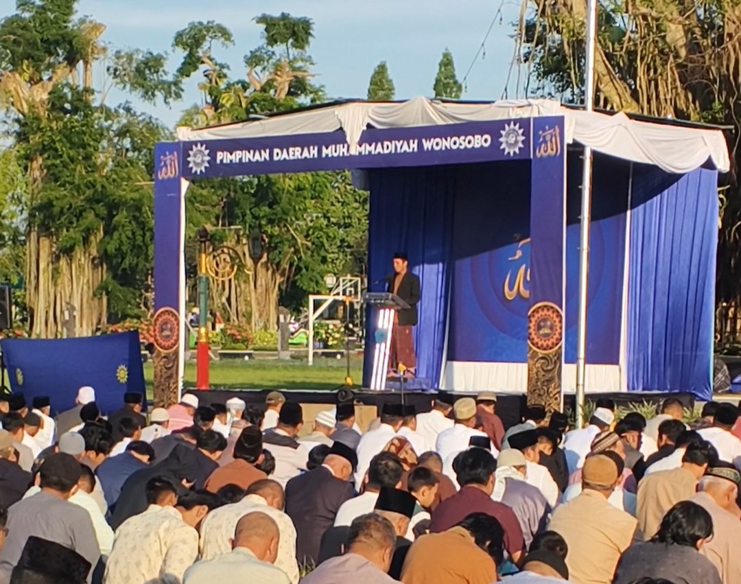 Shalat Idul Adha PDM Wonosobo di Alun-Alun: Khotbah Menggetarkan Logika hingga Kehadiran Mahasiswa Malaysia - Gambar 4