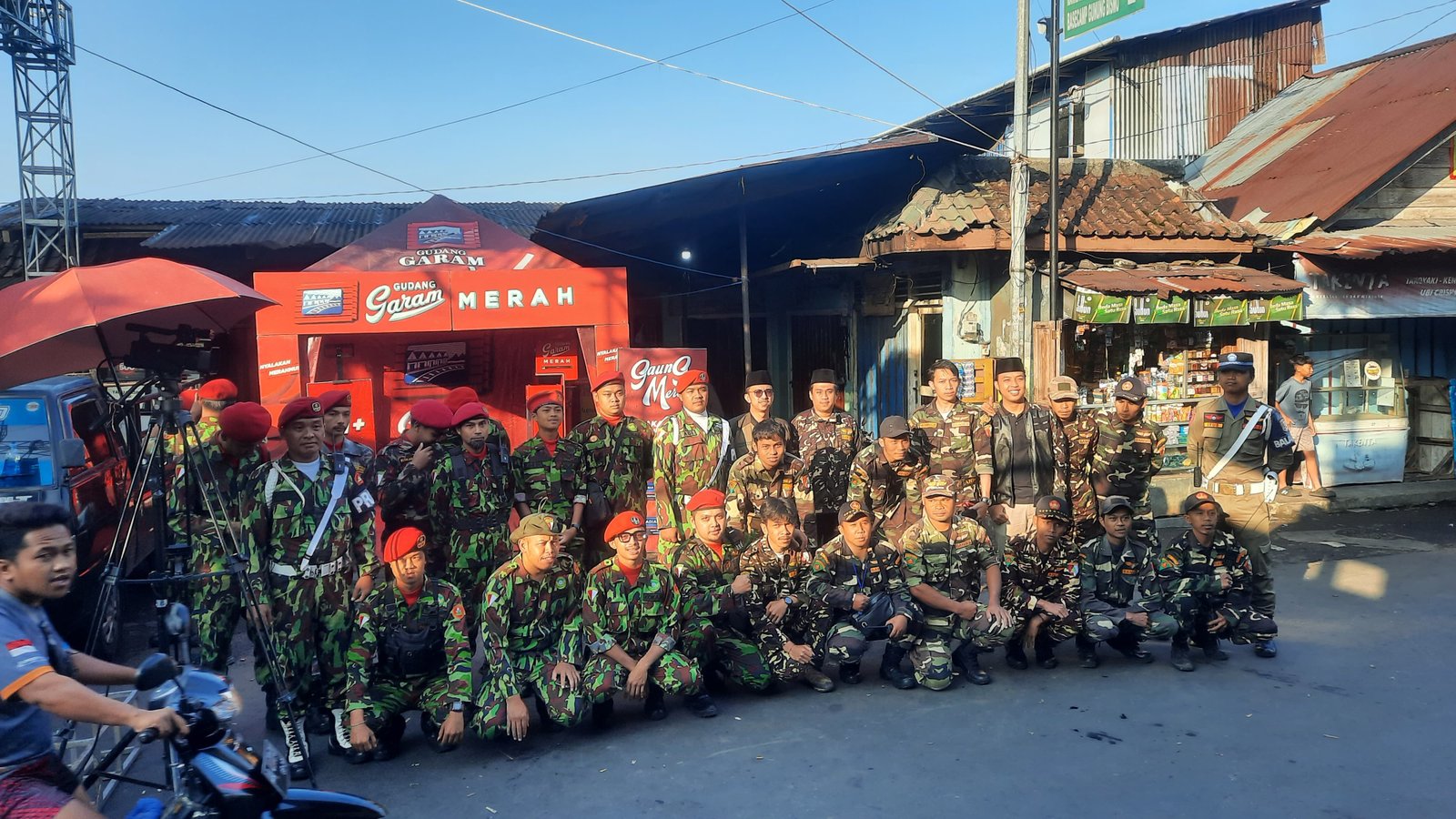 Wujudkan Ukhuwah Islamiyah, Sinergi KOKAM dan Banser Amankan Karnaval Budaya PPTQ Al-Asy'ariyyah Kalibeber - Gambar 4