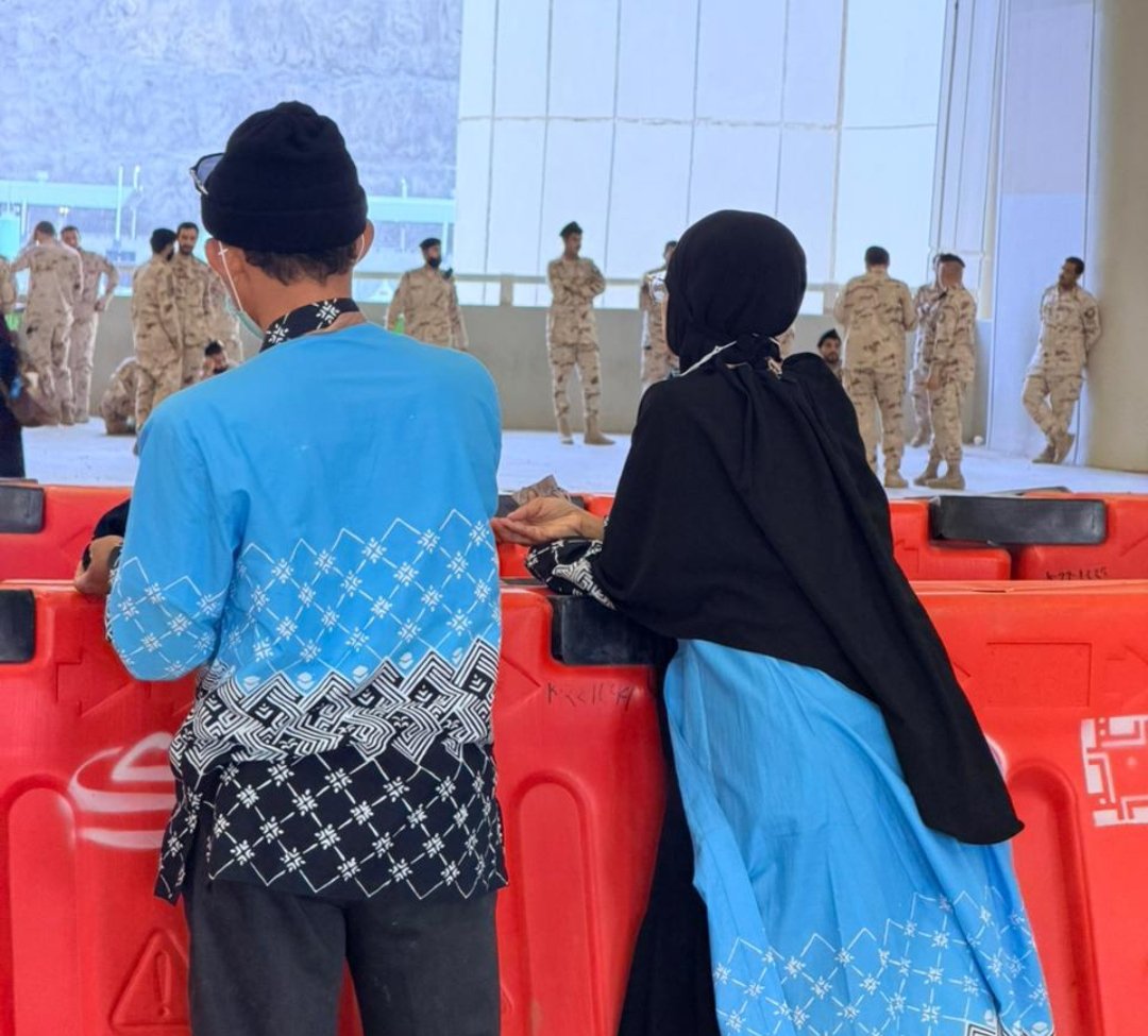 Intip Kisah Haru di Jalur Jamarat : Romantisme Halal, Nenek-nenek Pejuang' Alam Kota Mina yang Indah hingga Kran Air Gratis yang Dirindukan Jemaah - Gambar 4