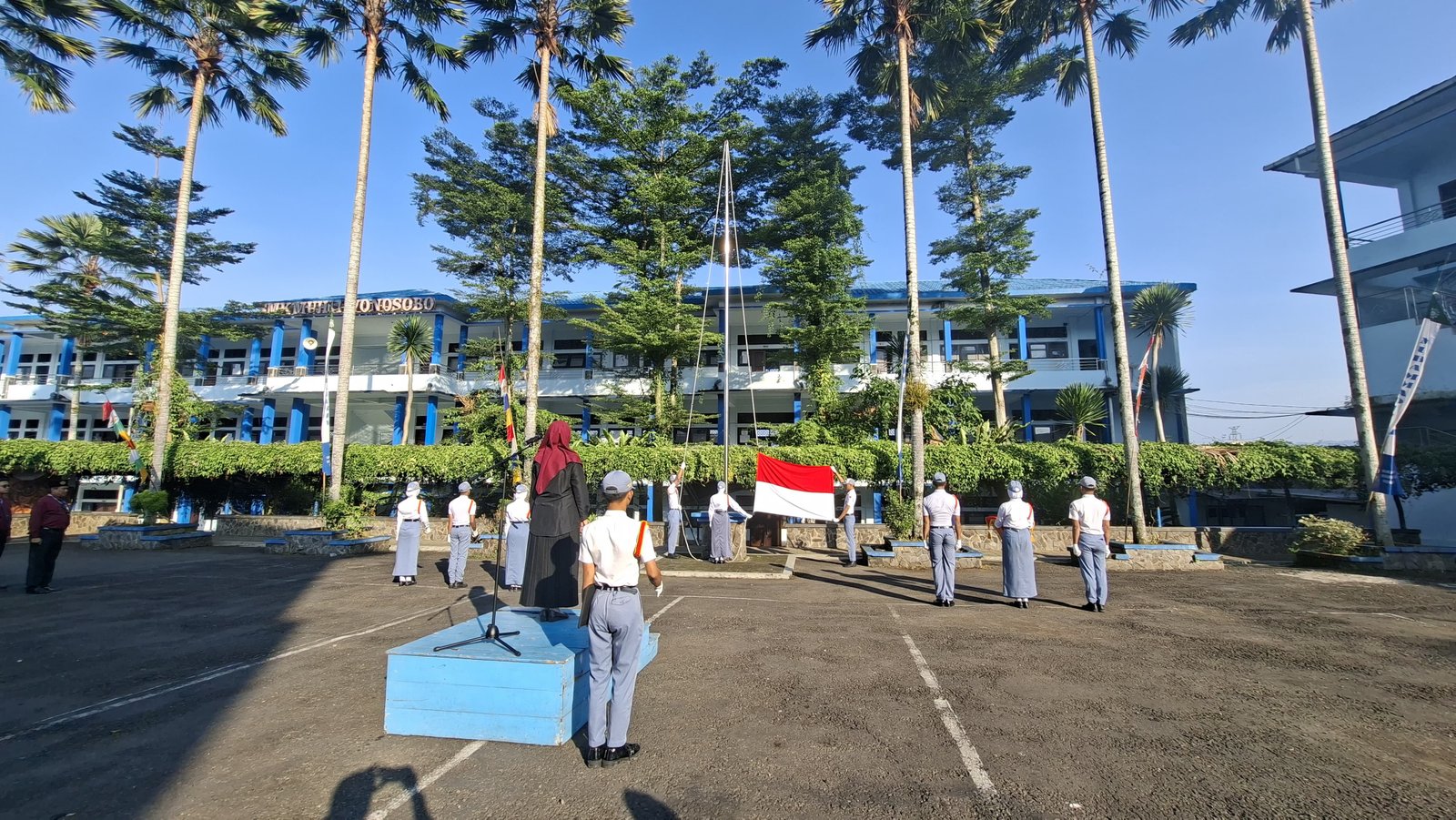 Pesan Mendalam Pembina Upacara SMK Mutu Wonosobo: Ilmu Membawa Kita Mendunia, Karakter Membuat Dunia Menerima Kita - Gambar 4