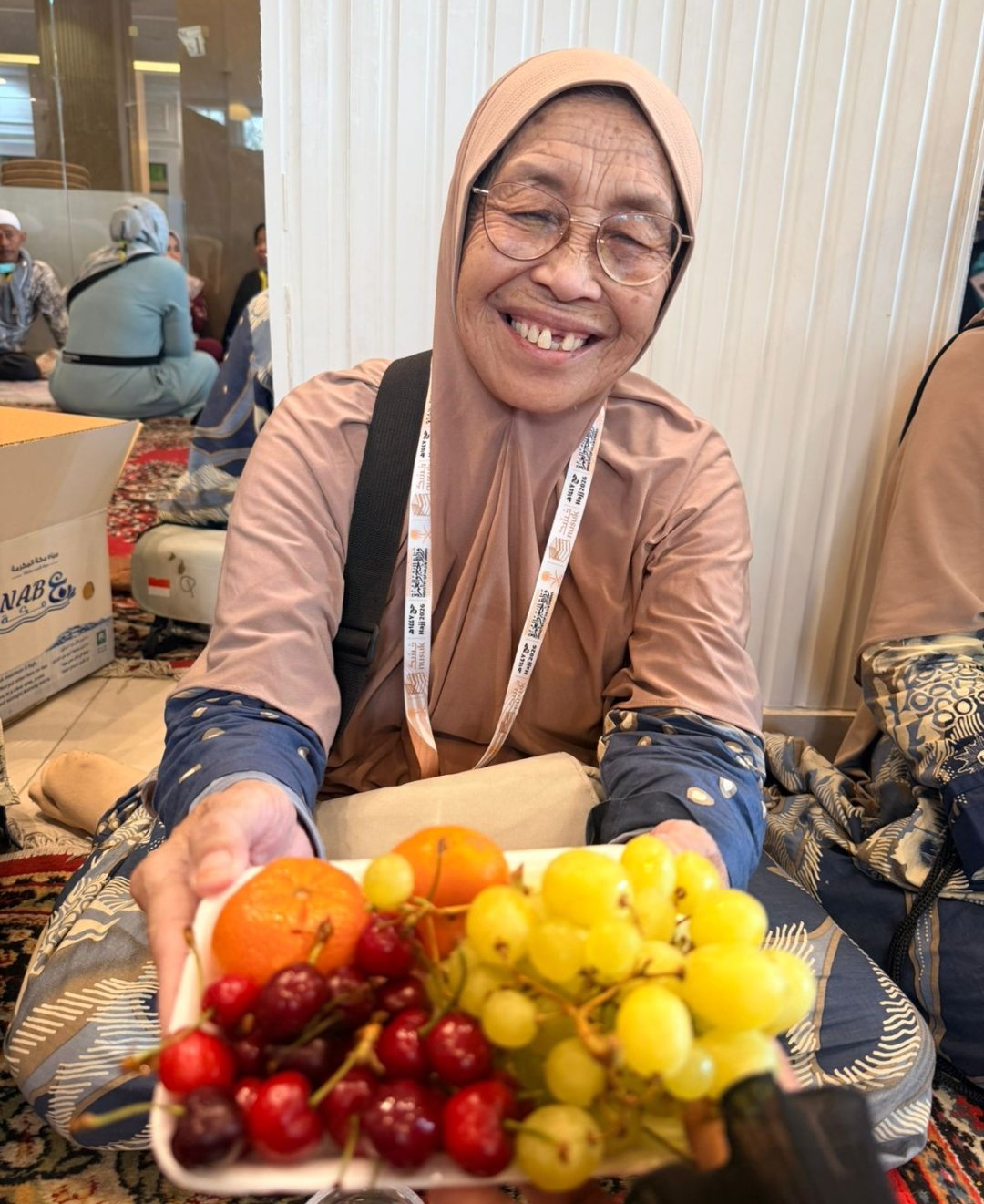 Mengintip keseruan rombongan jemaah haji asal Wonosobo saat berziarah ke Kota Thaif. Mulai dari mencicipi buah segar hingga belajar filosofi hidup di pabrik parfum mawar legendaris. - Gambar 8