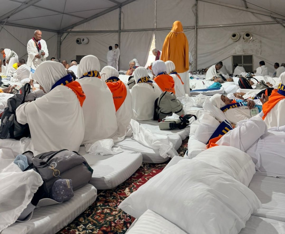 Jemaah KBIHU Gema Arafah Tiba di Tengah Keterbatasan Tenda, Kejutan Maktab Raken Bikin Haru - Gambar 3