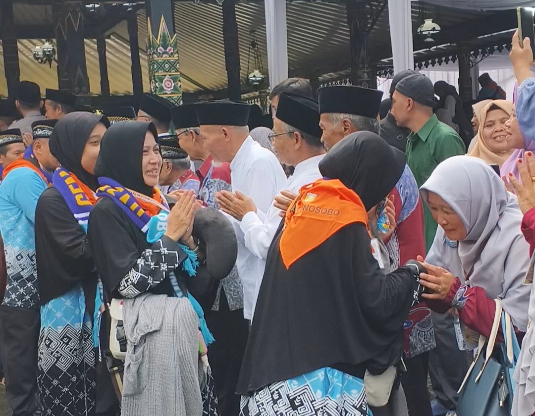 Bupati Wonosobo Lepas 231 Calon Jamaah Haji Kloter 21: Pesankan Fokus Ibadah dan Jaga Predikat Tamu Allah - Gambar 4