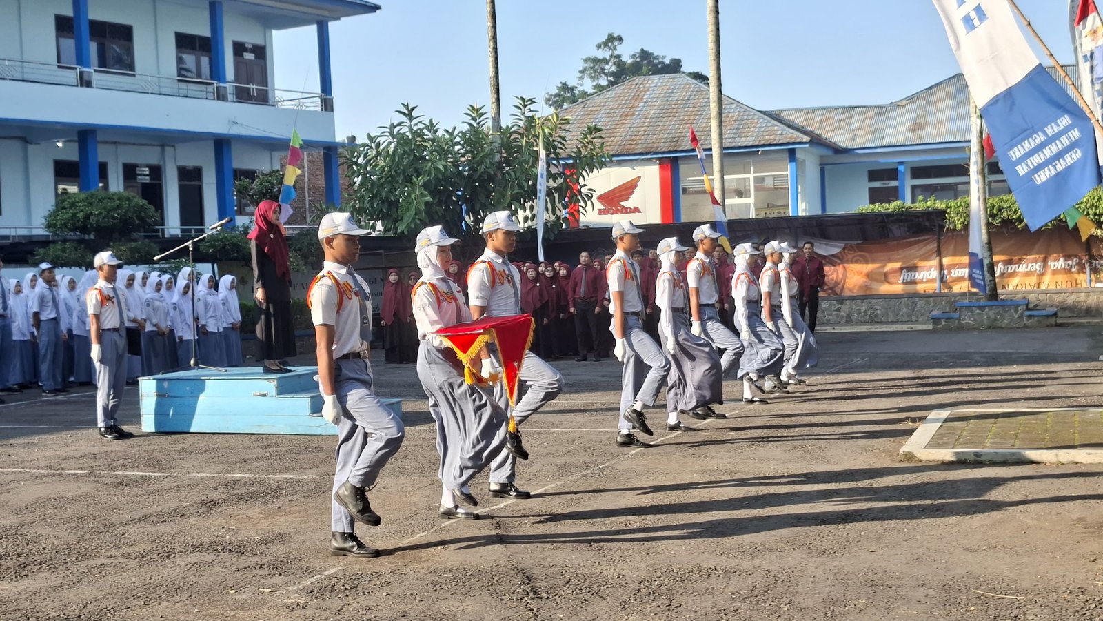 Pesan Mendalam Pembina Upacara SMK Mutu Wonosobo: Ilmu Membawa Kita Mendunia, Karakter Membuat Dunia Menerima Kita - Gambar 5
