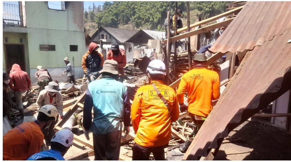 Gerak Cepat Tim Labfor dan Reserse Polda Jateng, Relawan dan Warga Sterilisasi, Olah TKP dan Pembersihan Puing - Gambar 5