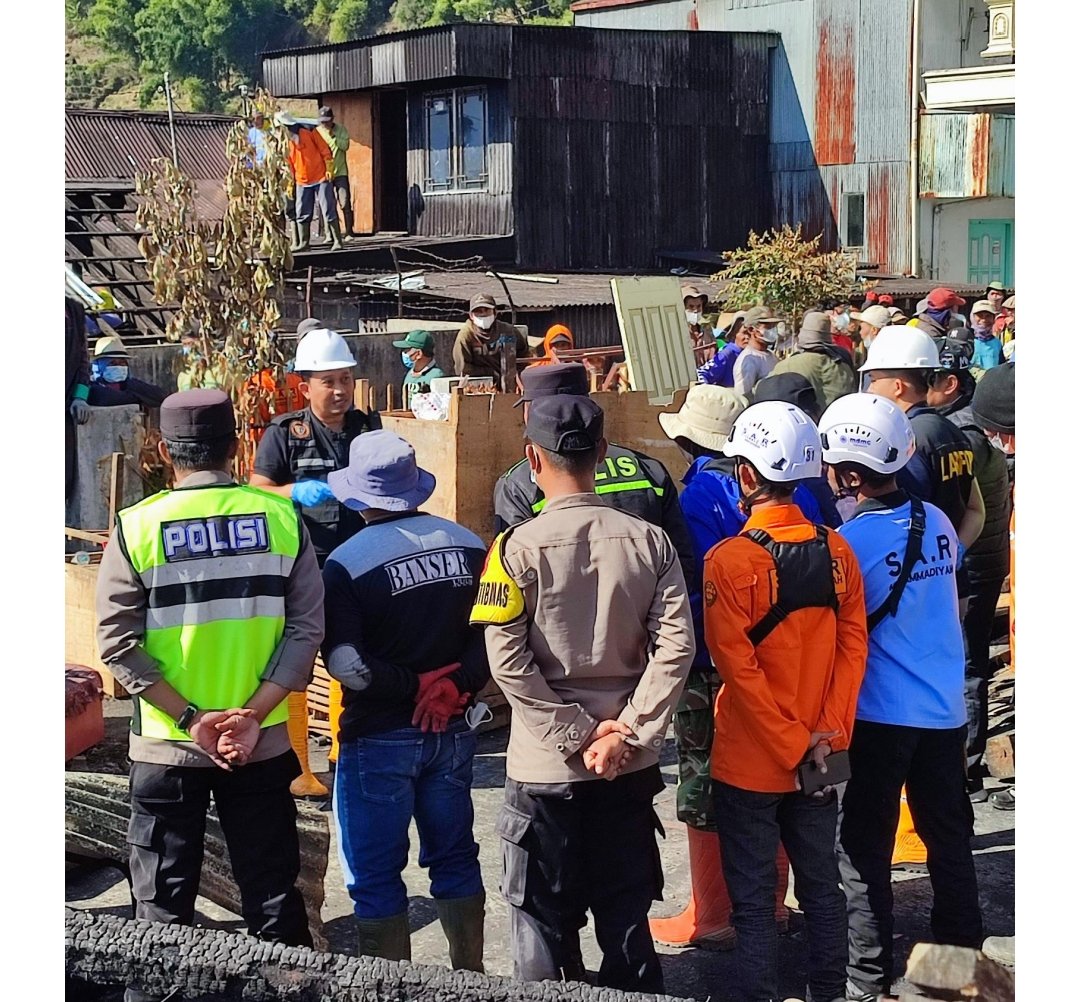 Gerak Cepat Tim Labfor dan Reserse Polda Jateng, Relawan dan Warga Sterilisasi, Olah TKP dan Pembersihan Puing - Gambar 1