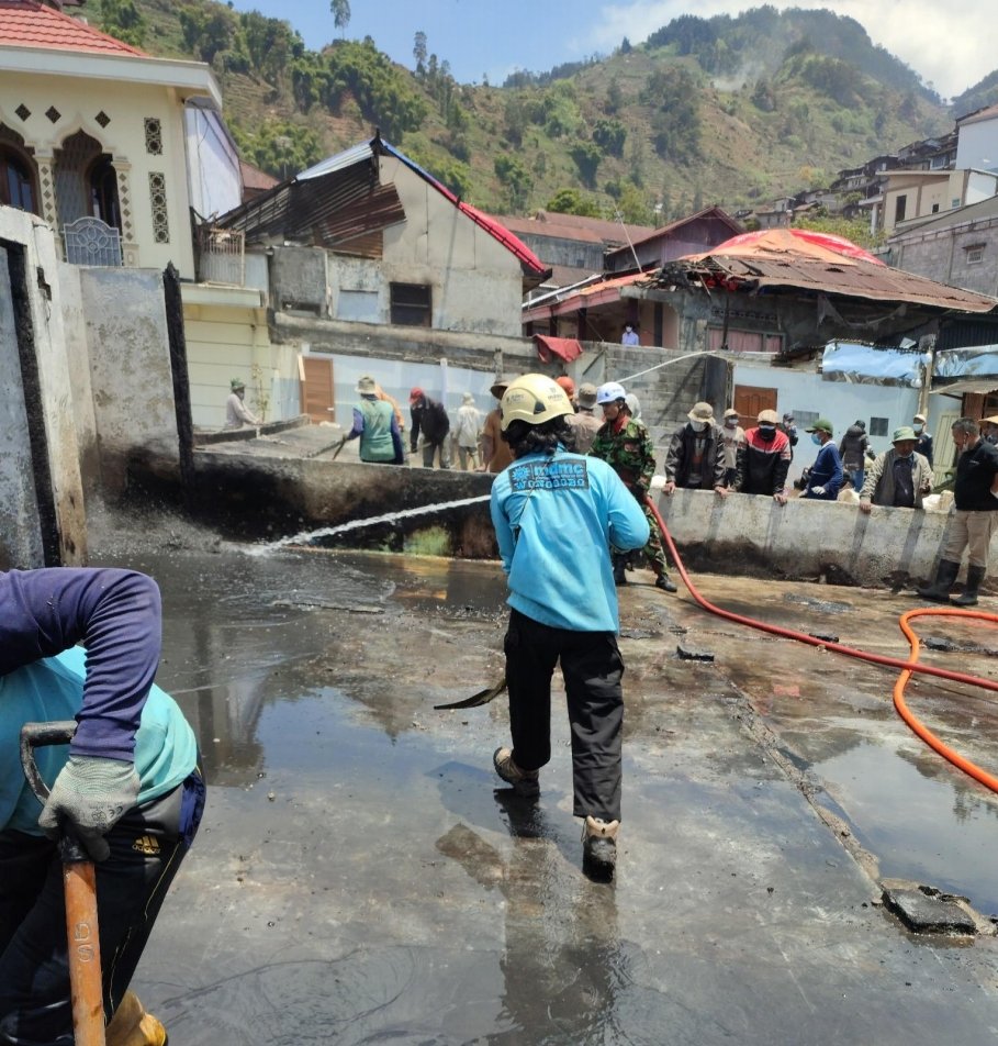 Gerak Cepat Tim Labfor dan Reserse Polda Jateng, Relawan dan Warga Sterilisasi, Olah TKP dan Pembersihan Puing - Gambar 3