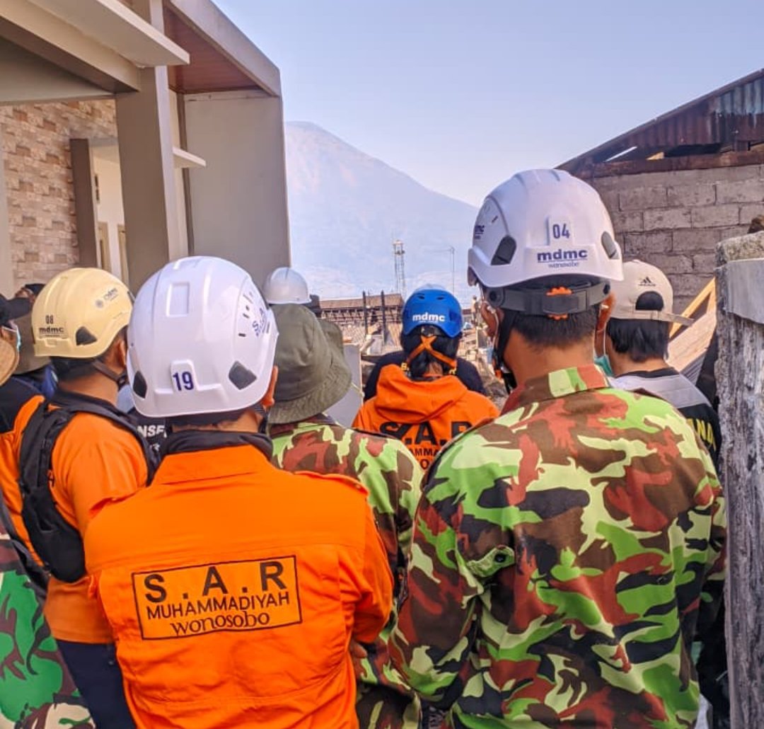 Gerak Cepat Tim Labfor dan Reserse Polda Jateng, Relawan dan Warga Sterilisasi, Olah TKP dan Pembersihan Puing - Gambar 6